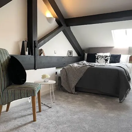 5-bedroom Luxury Duplex Penthouse برادفورد