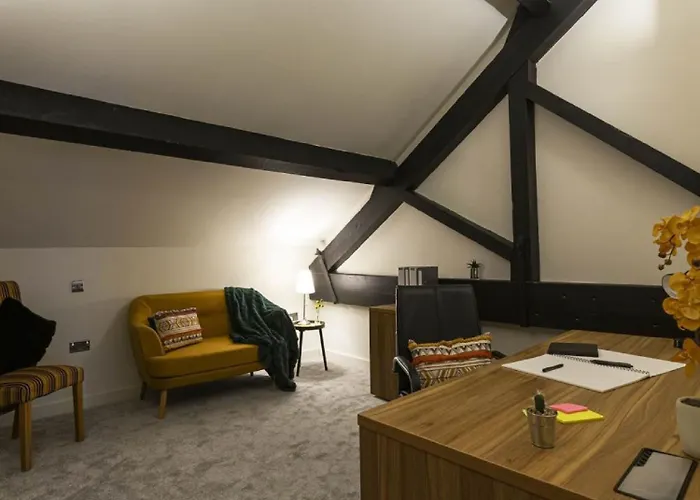 5-bedroom Luxury Duplex Penthouse * برادفورد